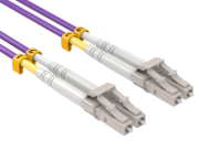 En aplicaciones prácticas, ¿cuál es la velocidad de transmisión del cable de fibra óptica OM4?