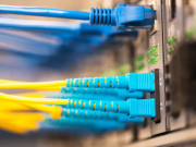 ¿Cuál es la ventana de entrada/salida óptica más utilizada para paneles de fibra óptica?